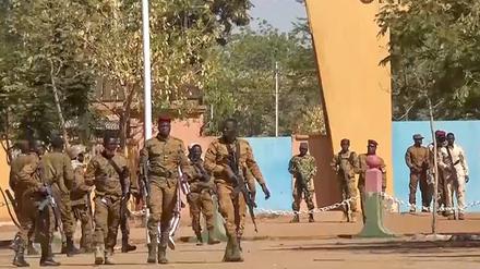 Im westafrikanischen Burkina Faso ist Präsident Kabore von meuternden Soldaten festgesetzt worden. 