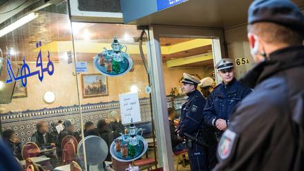 Mit mehreren Hundert Beamten ist die Polizei am Samstag in Düsseldorf zu einer Razzia in das Maghreb-Viertel eingerückt.