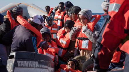 Ein Flüchtlingsboot im Mittelmeer. 