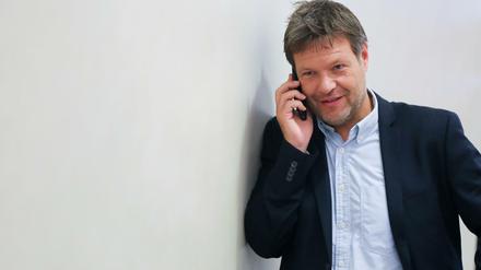 Nach Ärger in sozialen Netzwerken wird Grünen-Chef Robert Habeck sein Mobiltelefon künftig vor allem zum Telefonieren nutzen.