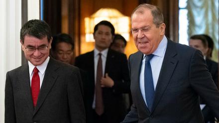 Russlands Außenminister Sergei Lawrow empfängt seinen japanischen Amtskollegen Taro Kono.