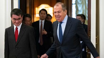 Sergei Lawrow und Taro Kono, die Außenminister Russlands und Japans, verhandeln über den Friedensvertrag. 