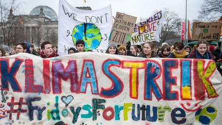 Tausende Schülerinnen und Schüler haben am Freitag in Berlin für einen Ausstieg aus der Kohlepolitik gestreikt.