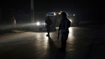 Polizisten sperren die Straße in der Nähe eines Autobomben-Anschlags im afghanischen Kabul. 