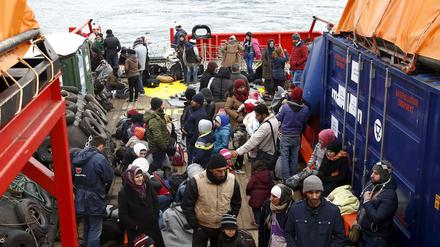 Syrische Flüchtlinge sind in der Nähe der griechischen Insel Oinousses vom Rettungsschiff "Aegis 1" aufgenommen worden. 
