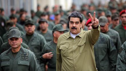 Venezuela Präsident Maduro vor Angehörigen der Armee. 