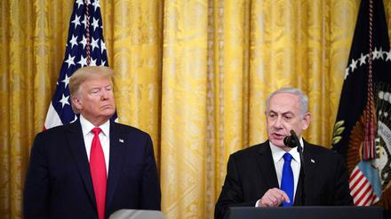 US-Präsident Trump (l) stellt Israels Regierungschef Netanjahu seinen Nahost-Plan vor. 