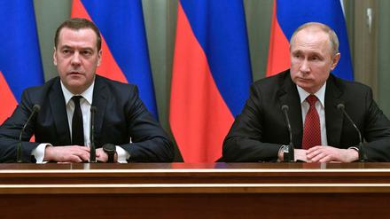 Der russische Präsident Wladimir Putin (r) und Ministerpräsident Dmitri Medwedew.
