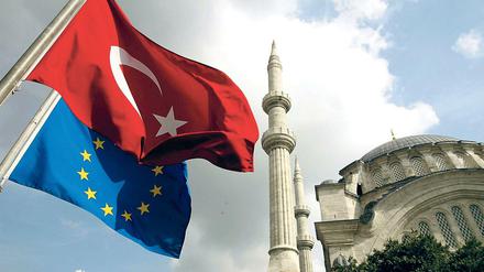 Die türkische Flagge und die EU-Flagge wehen vor der Nuruosmaniye-Moschee in Istanbul. (Archivbild)
