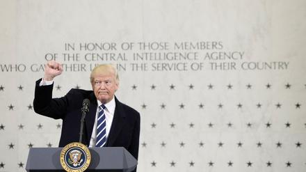 CIA-Vertreter warfen Trump - hier vor der Ehrenwand für die getöteten Agenten - Eigenlob und Narzissmus vor.  