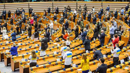 Die Parlamentsmitglieder erheben sich und klatschen nach einer Rede von Wolodymyr Selenskyj, Präsident der Ukraine.