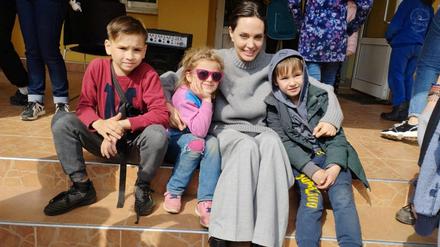 Die UNHCR-Sonderbotschafterin Angelina Jolie mit Flüchtlingskindern in Lwiw.