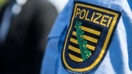 Logo der sächsischen Polizei auf einer Polizeiuniform