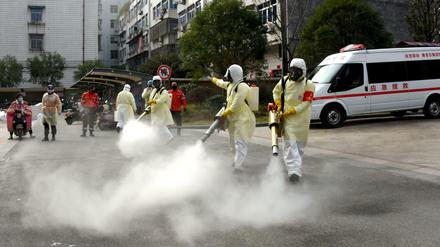 In der chinesischen Stadt Taizhou wird die Straße desinfiziert.
