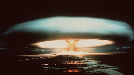 Atompilz 1970 über dem Mururoa-Atoll. Solche Tests vomn Nuklearwaffen sind längt verboten, die Waffen selbst noch nicht. 