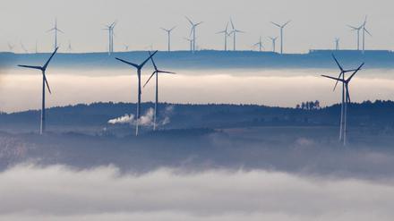 Windräder ragen beim Blick vom Großen Feldberg im Taunus auf den Höhen des Vordertaunus aus der Nebeldecke
