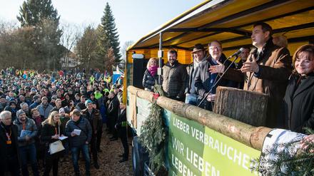 Markus Söder (CSU, r), Parteivorsitzender und Ministerpräsident von Bayern, spricht vor dem Kloster Seeon zu den Landwirten. 