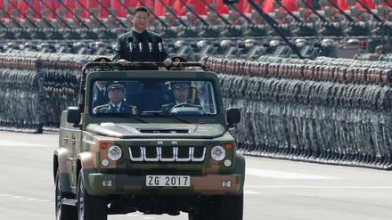 Chinas Präsident Xi Jinping inspiziert in Hongkong Soldaten der Volksbefreiungsarmee. 
