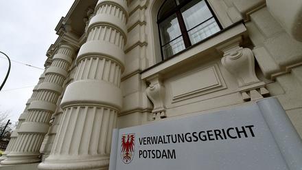 Das Verwaltungsgericht Potsdam lässt das Verfahren ruhen.