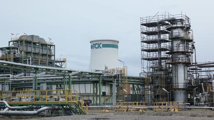 Ein Turm mit einem „PCK“-Logo ist auf dem Gelände der PCK-Raffinerie zu sehen.