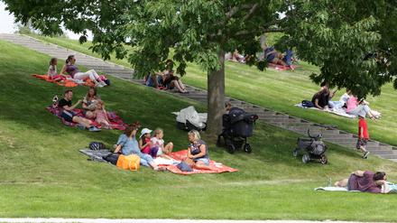 Open-Air-Picknick zum 20. Jahrestag des Volksparks Potsdam.