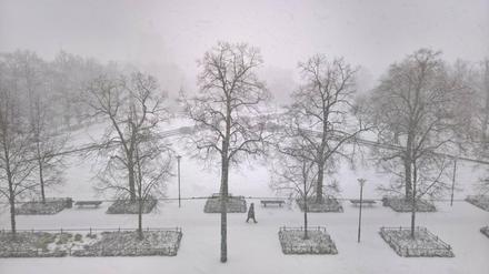Blick über den verschneiten Platz der Einheit. Das Hotel Mercure ist im Schnee verschwunden, die Nikolaikirche nur noch schemenhaft erkennbar.