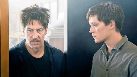 Rollenwechsel. Simon (Jonas Nay, rechts) übernimmt in der Familie immer mehr die Aufgaben seines Vaters (Tobias Moretti).