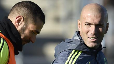 Blick zurück nach vorn. Zidane (rechts) und sein Landsmann Karim Benzema. 