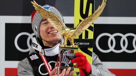 Der polnische Skispringer Kamil Stoch nach seinem Gesamtsieg an der Paul-Außerleitner-Schanze auf dem Siegerpodium. 