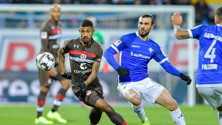 St. Pauli mit Jeremy Dudziak (l) verlor durch zwei späte Tore gegen Darmstadt (r. Serdar Dursun).