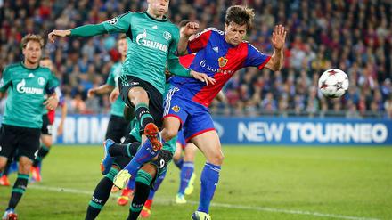 Julian Draxler macht dicke Backen, die Luft lässt er später beim Tor zum 1:0 für Schalke ab.