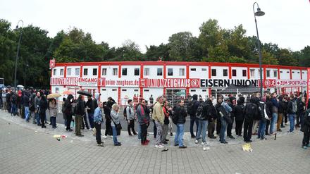 Fans des 1. FC Union stehen am Stadion An der Alten Försterei für Karten für das DFB-Pokalspiel bei Borussia Dortmund Ende Oktober an.