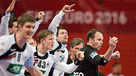 Dagur Sigurdsson (Deutschland, Trainer) jubelt im Spiel gegen Norwegen.