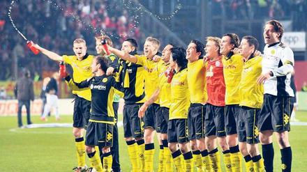 Spritzige Vorstellung. Borussia Dortmund dominiert derzeit die Bundesliga-Konkurrenz – und wehrt sich gegen Titelambitionen. Foto: dapd