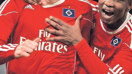 Hiergeblieben! Eljero Elia (rechts) versucht, Ruud van Nistelrooy nach dessen Tor gegen Schalke einzufangen. Foto: Reuters