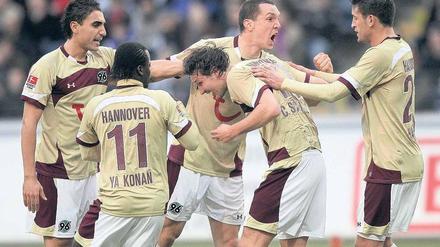 Kaum zu glauben. Die Spieler von Hannover 96 bejubeln den Treffer von Christian Schulz (Zweiter von rechts) beim 3:0-Sieg über Eintracht Frankfurt. 