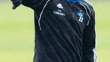 Balanceakt in Hamburg. Ruud van Nistelrooy will den Hamburger SV in Richtung Madrid verlassen – doch der Verein will ihn nicht ziehen lassen. Foto: dpa