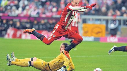Schlagen im Vorübergehen. Der lange verletzte Arjen Robben spielte zum ersten Mal in dieser Saison in der Startelf und schoss gleich das 1:0 für Bayern. Foto: dpa