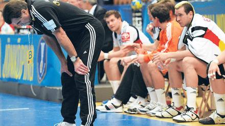 Gebeugt vor der deutschen Bank. Bundestrainer Heiner Brand quittiert die Niederlage auf seine Weise. Foto: AFP