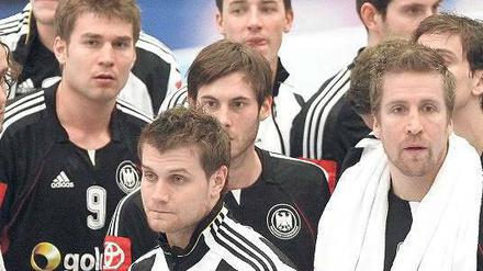 Wie soll man da auch gucken? Die deutsche Nationalmannschaft spielt bei der WM nach desaströsen Auftritten nur noch um Platz elf gegen Argentinien. Foto: dpa