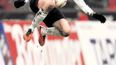 Noch höher in der Liga. Thomas Müller rückt mit den Bayern auf Platz drei vor. Foto: dapd