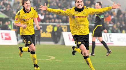 Sooo weit enteilt. Dortmunds Spielmacher Nuri Sahin (r.) feiert sein Tor zum 2:0 und die Tatsache, dass die Borussia weiter elf Punkte Vorsprung auf Rang zwei hat. Foto: dpa
