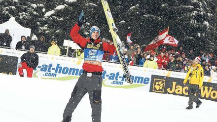 Party im Schnee. Der Österreicher Gregor Schlierenzauer feiert mit seinen Fans in Bischofshofen den Sieg bei der Vierschanzentournee. 
