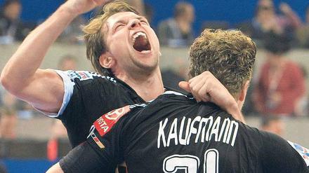 Das muss raus. Christian Sprenger (hinten) und Lars Kaufmann sind erleichtert über den deutschen Sieg im zweiten EM-Spiel und den Erhalt der Chance auf die Teilnahme an der Hauptrunde und bei Olympia. Foto: dapd