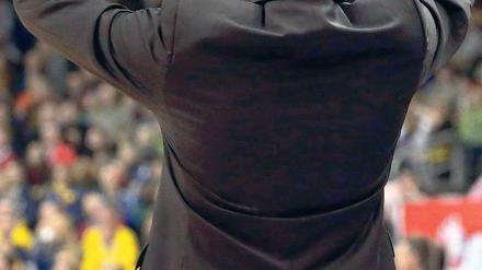 2012, ich kann dich nicht mehr sehen. Alba Berlins Trainer Sasa Obradovic wendet sich nach vier Niederlagen in den letzten vier Spielen des Jahres mit Grausen ab. 