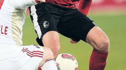 Ballnichtbeherrschung. Freiburgs Pavel Krmas und Andre Schürrle versuchen, den Ball unter Kontrolle zu bringen. Foto: AFP