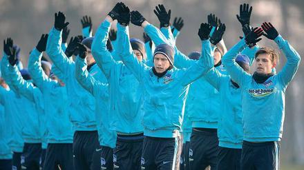 Auf geht’s, Hertha. Bei frostigen Temperaturen um minus acht Grad begrüßte Trainer Pal Dardai am Sonntag 30 Spieler, darunter 25 Feldspieler und fünf Torhüter, zum ersten Training des Jahres 2016. 