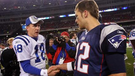 Ich grüße Sie! Peyton Manning (links) und Tom Brady haben sich in der NFL über mehr als ein Jahrzehnt Rekord um Rekord abgejagt. 