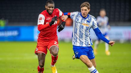 Anthony Modeste (li.) setzte sich mit dem 1. FC Köln gegen Niklas Stark und Hertha BSC durch. 