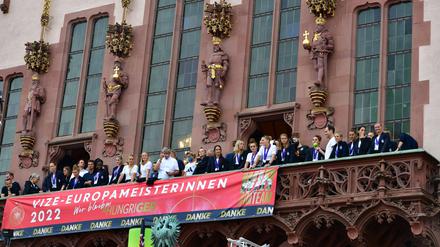 In Frankfurt werden die Vize-Europameisterinnen gebührend gefeiert.